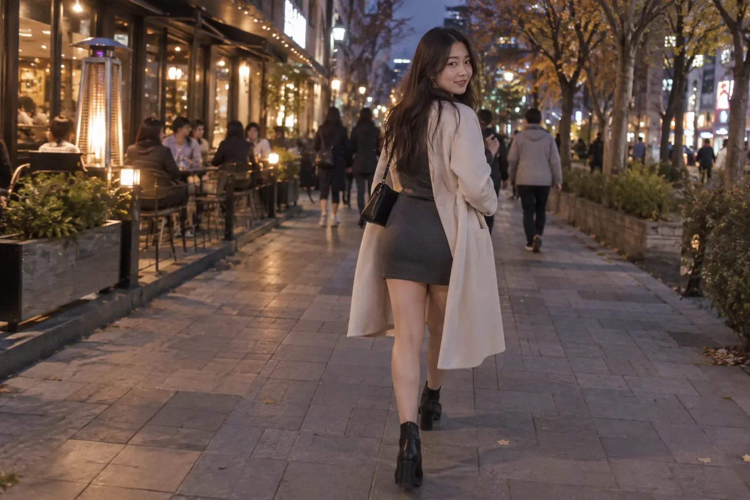 대전 유성 카페거리를 걷는 성인 여성