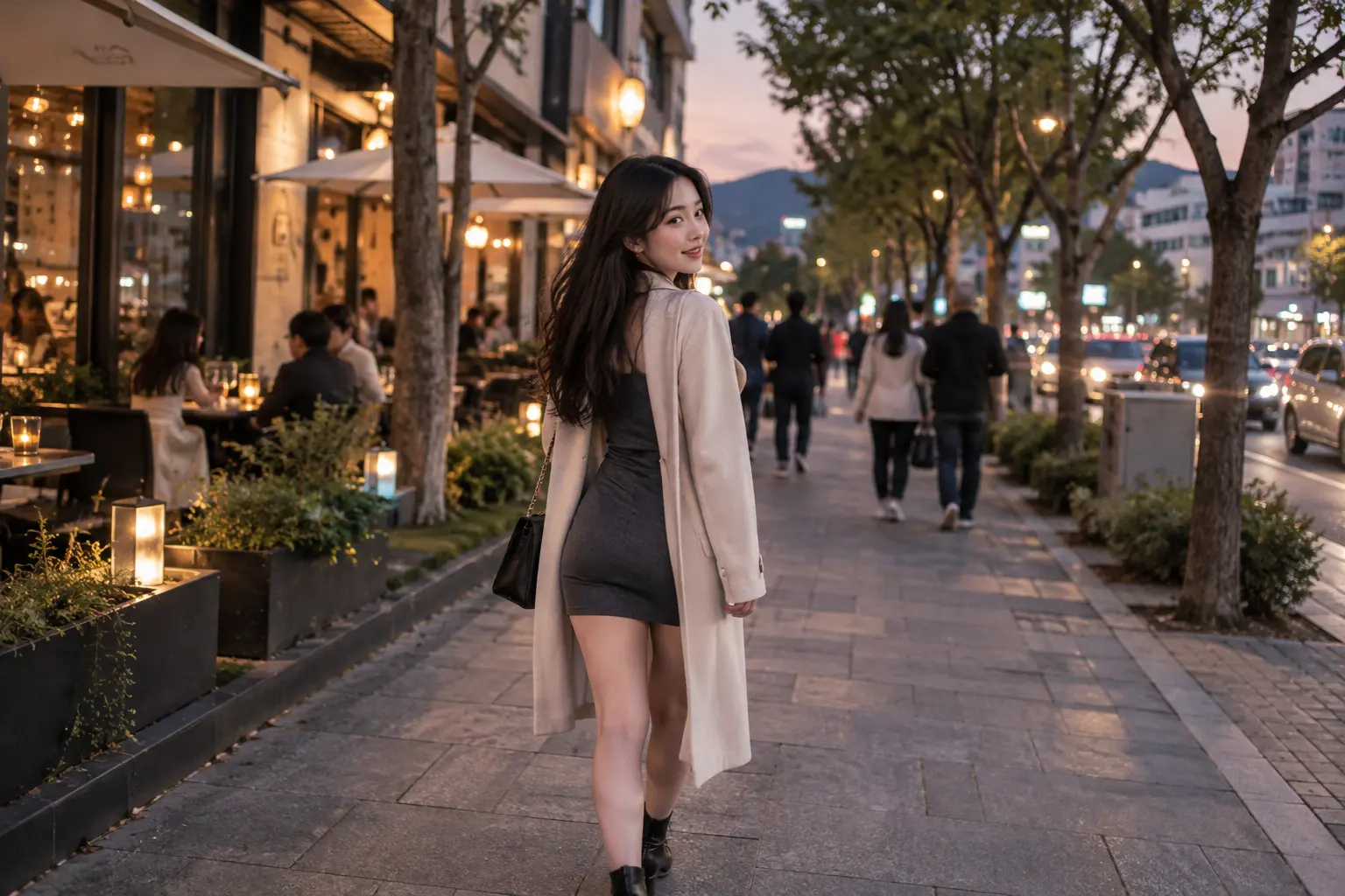 대전 유성 카페거리를 걷는 성인 여성