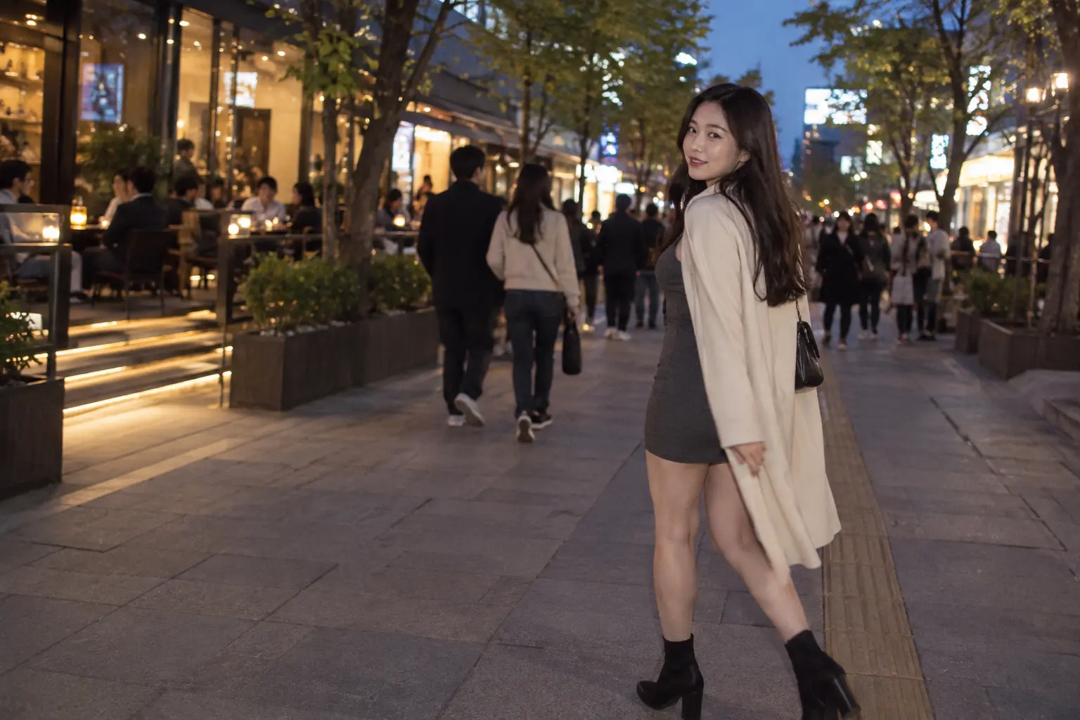 대전 유성 카페거리를 걷는 성인 여성